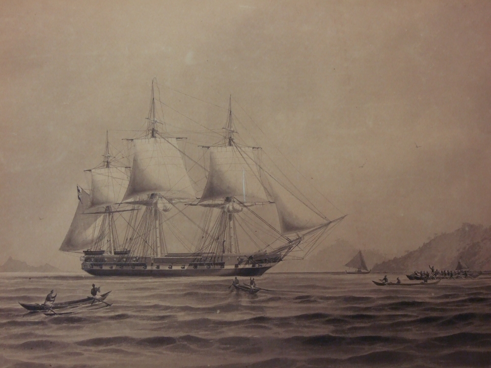 Lavyr: Fregatten Eugenie.  I bakgrunde till skymtar kullar. I vattnet närmar sig flera kanoter, varav en med segel. Troligen motiv från Eugenies världsomsegling 1851-1853.