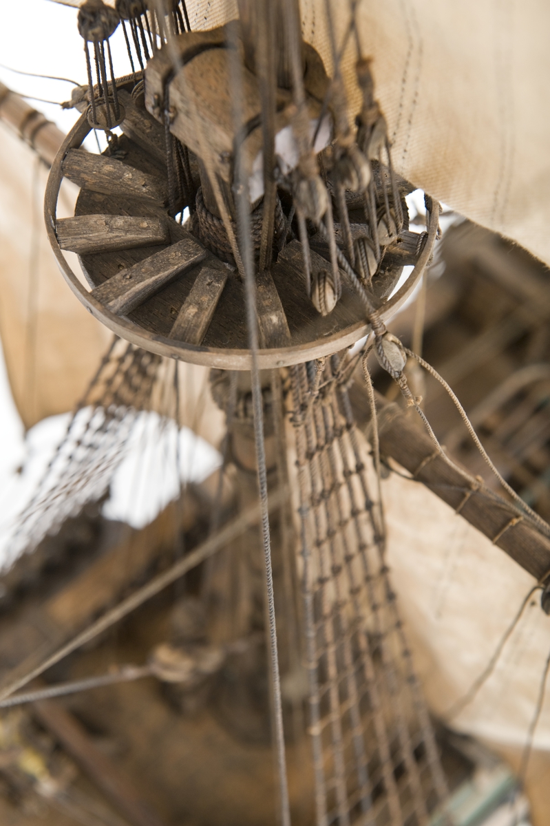 Flöjtskeppsmodell. Riggat med stående och löpande gods, segel av bomull. Bogspröt m. 2 blindor. Fock- o stormast med märs- och undersegel. Latinsegel på mesanmasten. Galjon m. lejon. 2 bogankare, båt på skrå midskeppsöver storluckan. På halvdäck 2 metallkanoner, 4 bogkanoner, samt 4 kanoner på låringen. 1 campagnelykta. Mörkbetsat skrov med 2 svarta berghult, svart bottenfärg. Akterspegel rikt ornerad med 6 fönster. Föremålets form: Helmodell