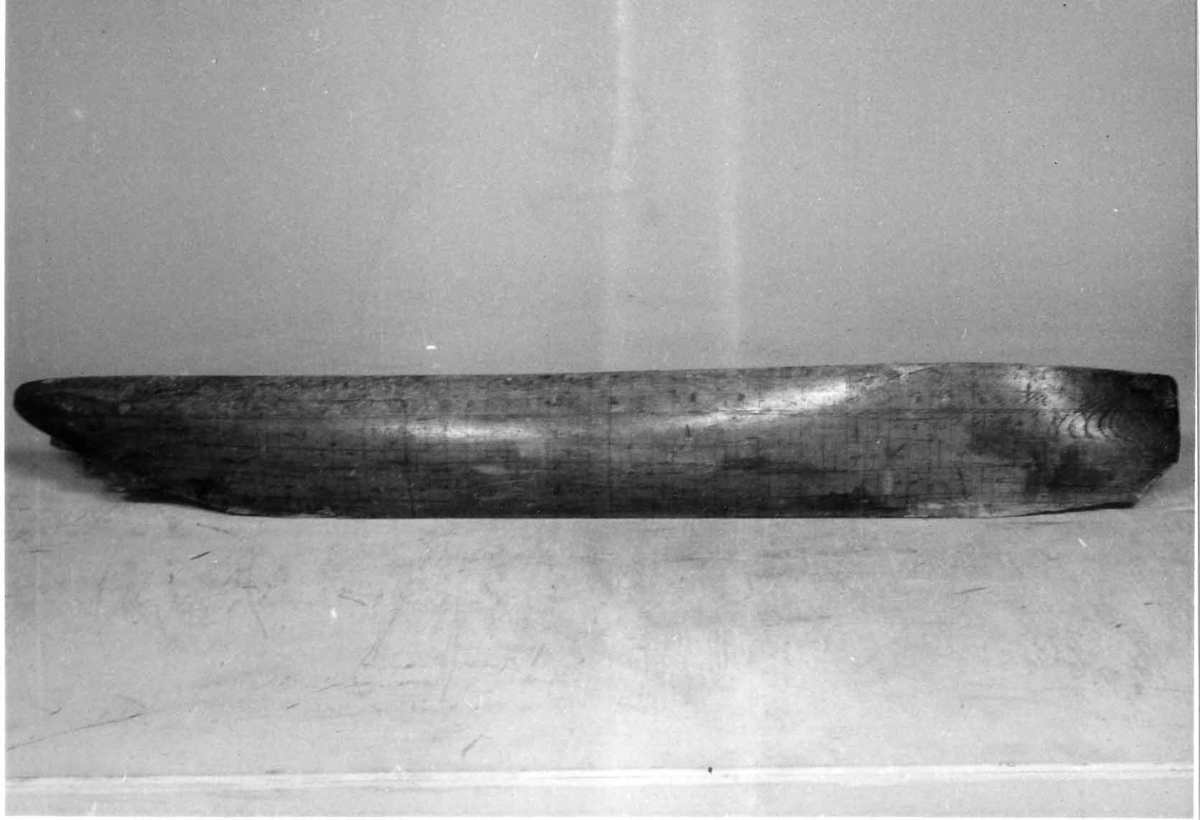 Halvmodell av passagerarångfartyg, stryrbords sida. Visar fartygsform och plåtars läge. Plåtstråk markerade med svart.