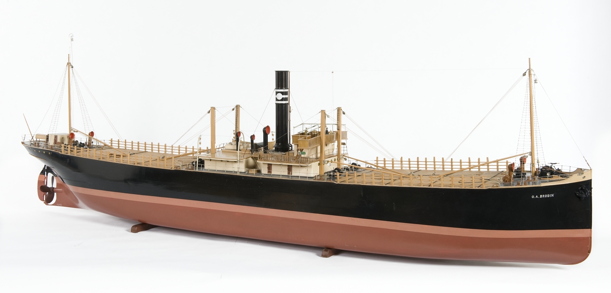 Fartygsmodell hel i block av trä och metall, s/s O. A. Brodin av Gefle, riggat med två master och fyra fyrkantiga pålmaster, vardera med lastbom, midskepps midskeppshus och kommandobrygga, på poopen däckshus, på för- och akterdäck vinterdäckslast av sågat virke försedd med stöttor och surrning, tre båtar i dävertar. Svartmålat skrov med rak stäv, röd bottenfärg. Svart skorsten med 3 vita ringar och vit cirkel.F