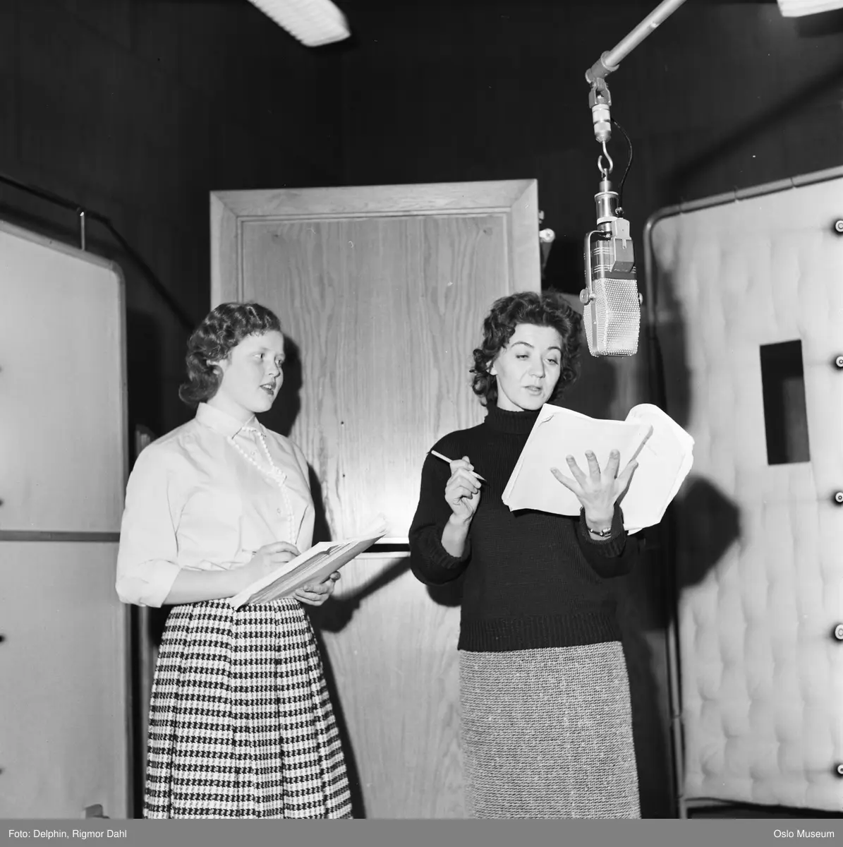 Norsk Rikskringkasting, NRK, radiohuset, interiør, Radioteatret, studio, kvinner, skuespiller, mikrofon, opptak