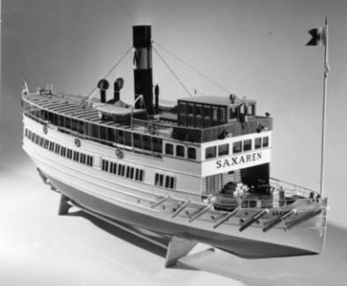 Hobbymodell. Efter formgivning är skrovet klätt med tyg, klistrat, spacklat. Waxholmsbåt under 1930-talet.Föremålets form: Isbrytarstäv, hög, rak skorsten
