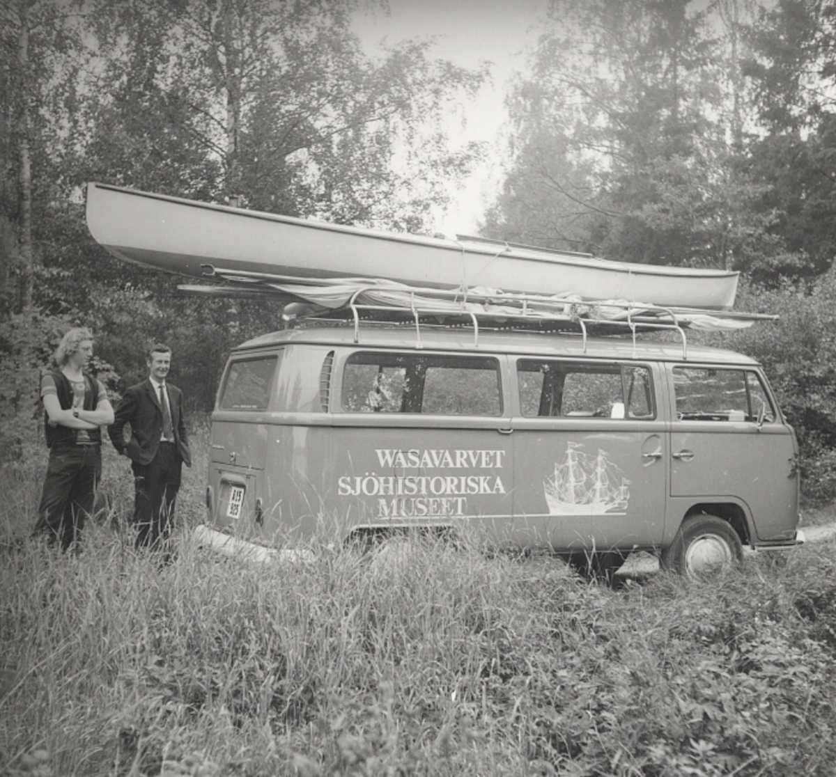 Segelkanot, klass III B, med Güntherrigg och centerbord. Fall, skot och block saknas. Byggd i mahogny, furu och duk. 
Vita fribord och gult däck. Mittfiskar och sarg i mahogny.