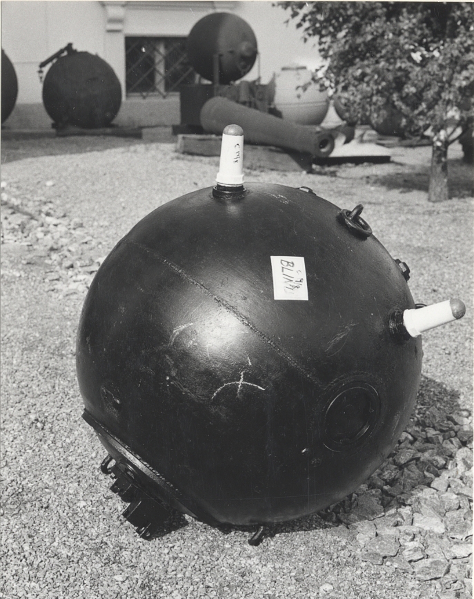 HORNMINA modell F4. Svart, hornskydden vita och röda. Sfärisk form med fyra horn.