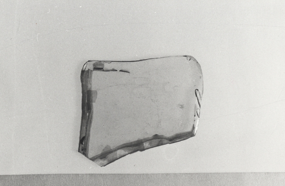 1/Fyndnummer: 34652 (7 skärvor)
2/       -"-           34929 (1 skärva)
3/       -"-           34888 (2 skärvor)
4/       -"-           25113 (1 skärva)
5/       -"-           34547 (3 skärvor)
6/       -"-           25137 (1 skärva)
7/       -"-           25137 (1 skärva)
8/       -"-           34952 (5 skärvor)Föremålets form: Skärvor