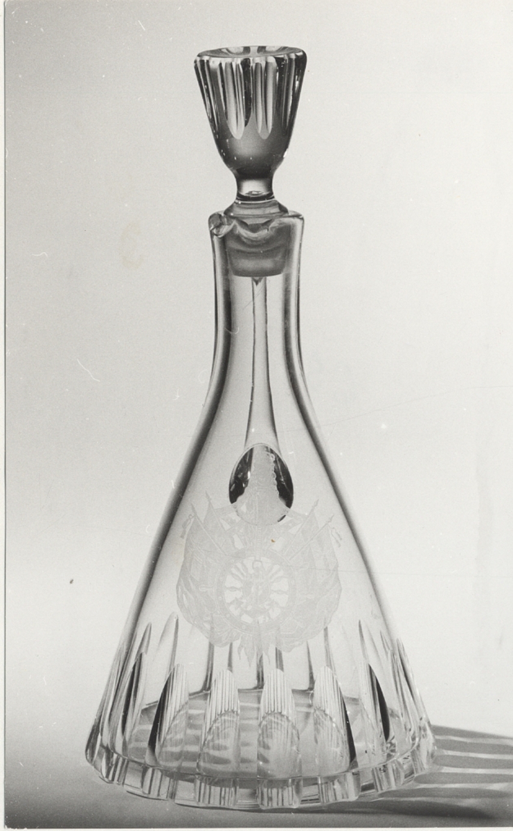 Emblemet på karaffens sida är Sjöofficerssällskapets fram till unionsupplösningen 1905.