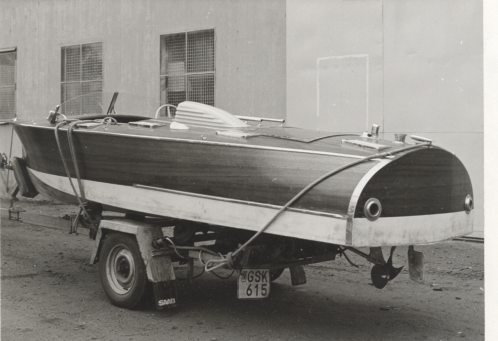 Chris Craft built in 1938 by Cris Craft Corporation, Algonac, Michigan, USA.

The Speed monster Mary Ann is of the Chris Craft brand and was imported to Sweden from the US in 1948. The buyer was Christian Amelm who loved fast boat and motor cars. The boat came to Sweden on a freighter and was unloaded in Frihamnen in Stockholm, where the headquarters of the family business Abba (dealing in tinned fish products), was located. Ameln gave the boat the name Makalös (Peerless) after one of the company's anchovy products.

At the time of her arrival, the Makalös was painted white with flames of fire on her sides, but after a few years this paintwork was scraped off and replaced with clear varnish. The Makalös was clocked at 42 knots with the Chrysler six-cylinder power plant she had when she came to Sweden. She was maintaind and stored at the Amlen's country house Särsö in the Stockholm archipelago. As early as 1918, the family had built the Abba Company were sent out to Särsö in spring every years to prepare the boats for the coming season.

When the boat came to the National Maritime Museum she had a 185 hp Chris Craft V8 engine.

The boat had by then had the name Mary Ann bestowed upon it. In 1951 it had been sold to Bo Lind, an engineer, who had its power plant replaced twice before his wife Margareta Lind, together with her children and grandchildren, donated it to the National Maritime Museum in 1982. 
