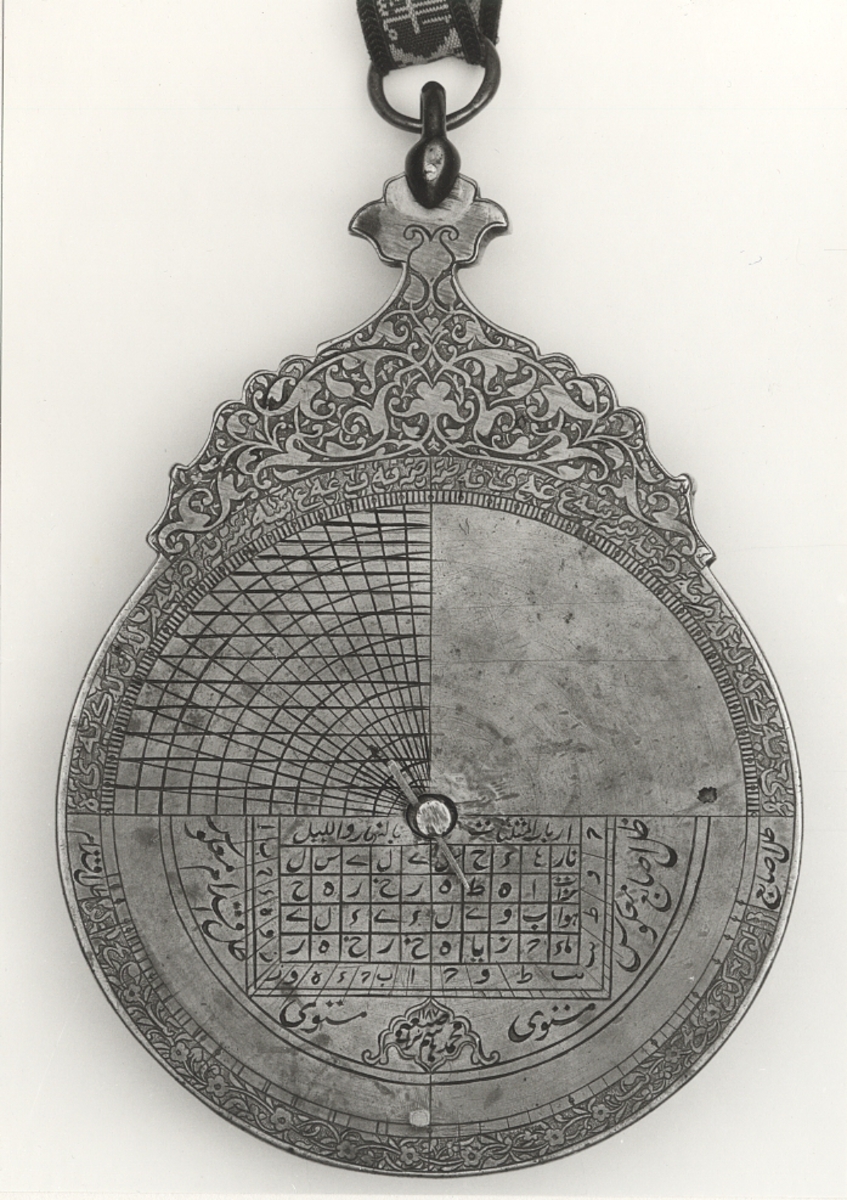 Astrolabium daterat till 1773. Ejkomplett då det saknar Alhidad (visaren).
Bandets längd 1400 mm, bredd 19 mm. Bandet daterat till 11 nov 1817 - 31 okt 1818.