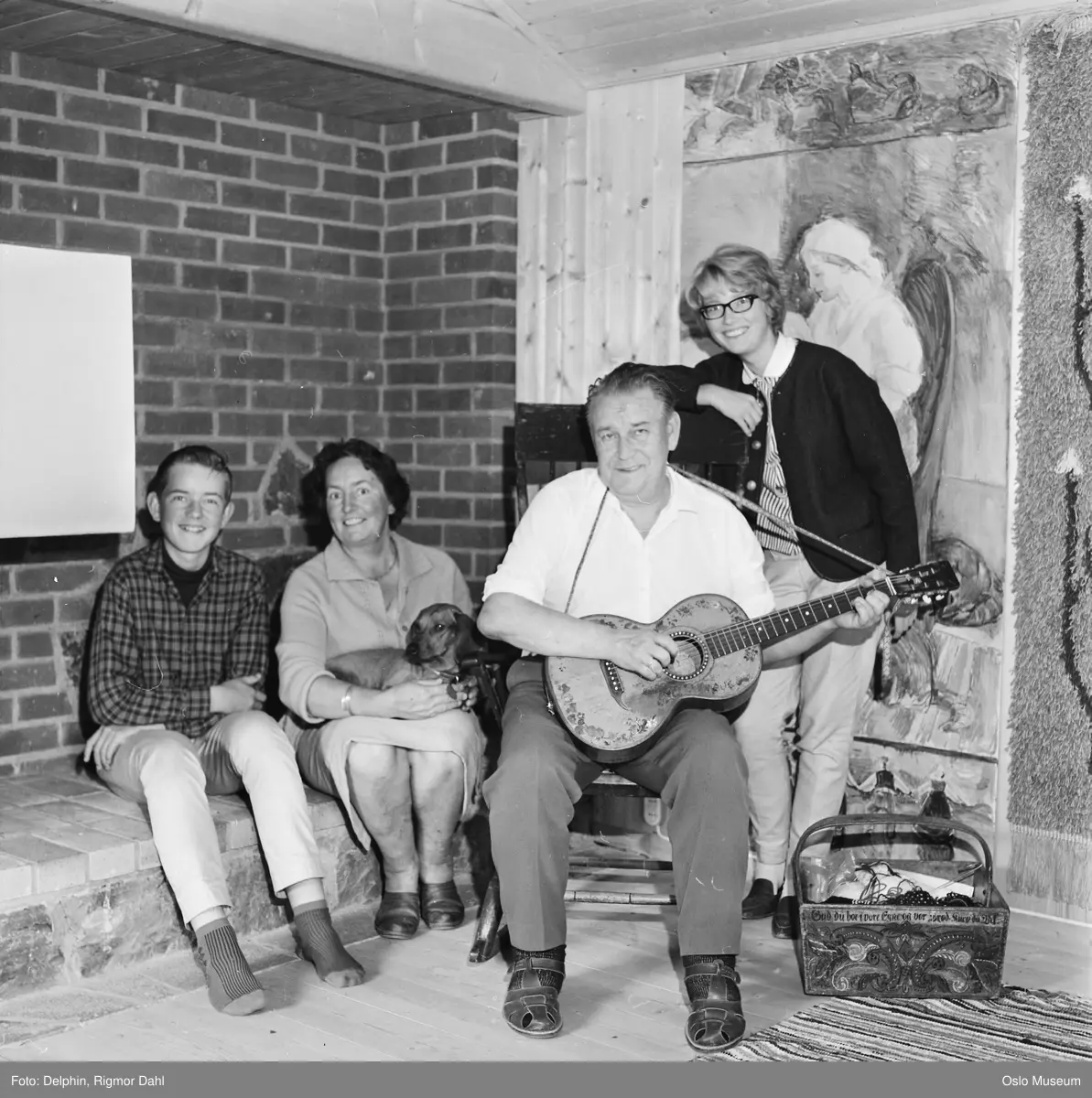 bolig, interiør, stue, familiegruppe, mann, forfatter, visesanger, gitar, kvinne, jente, gutt, hund