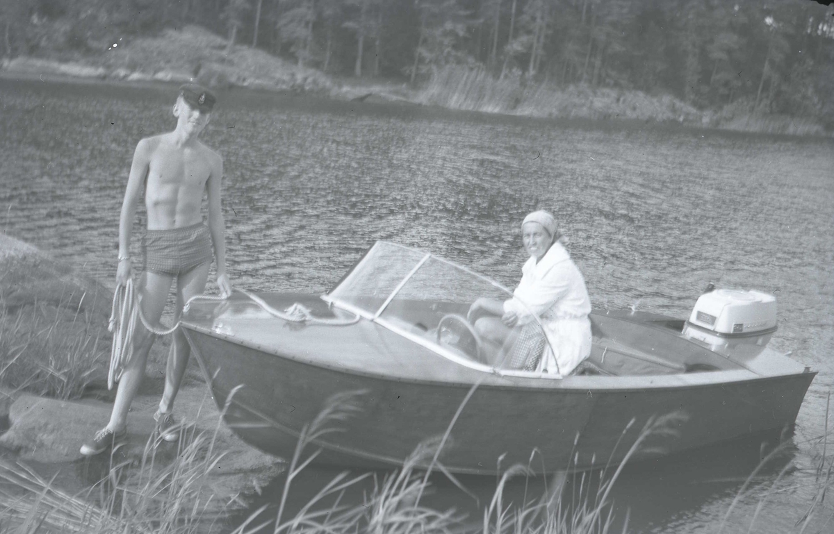 Sportbåt i mahognyplywood. Till båten hör en 40 hkr Johnsonmotor, trycktank, kapell med bågar och dynor.