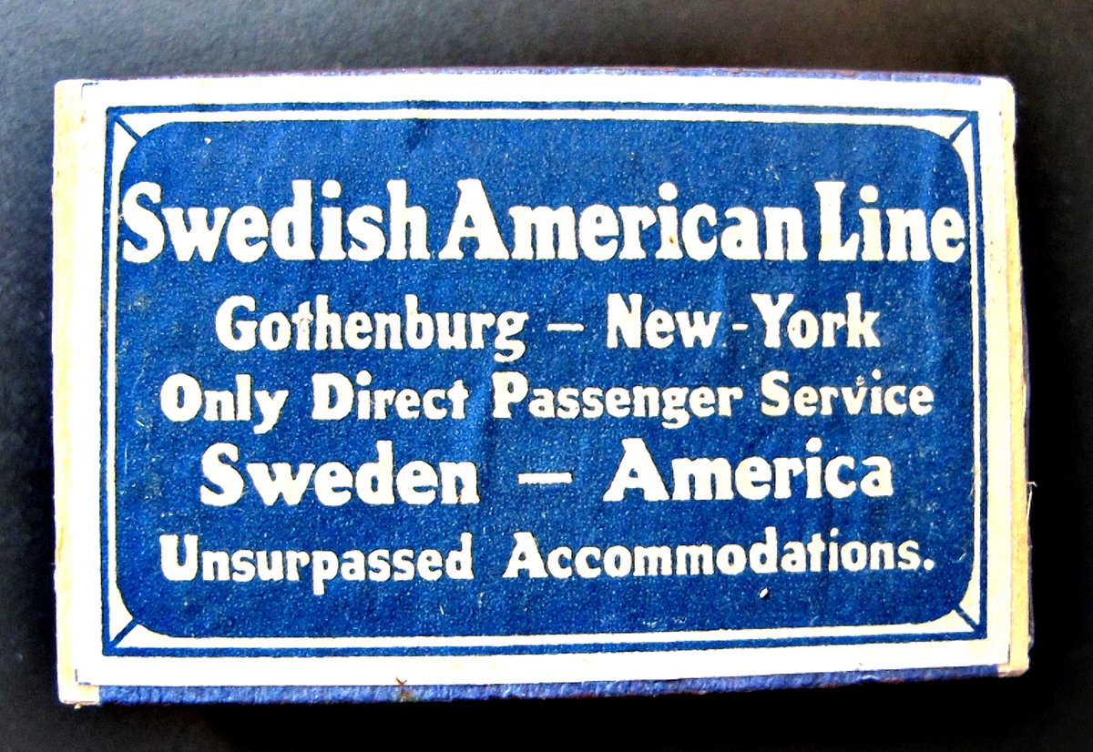 3 tändsticksaskar med tändstickor.

Etikett på askarnas ovansida: Bild visande linjesträckningen Göteborg - New York, text "SVENSKA AMERIKA LINIEN" "GÖTEBORG DIREKT NEW-YORK" "MADE BY SWEDISH MATCH COMPANY, JÖNKÖPING".  I bildens vänstra respektive högra nedre hörn svenska- resp. rederiflaggan.

Etikett på askarnas undersida: Blå med vit inramning och text "Swedish American Line Gothenburg - New York Only Direct Passenger Service Sweden - America Unsurpassed Accommodations."