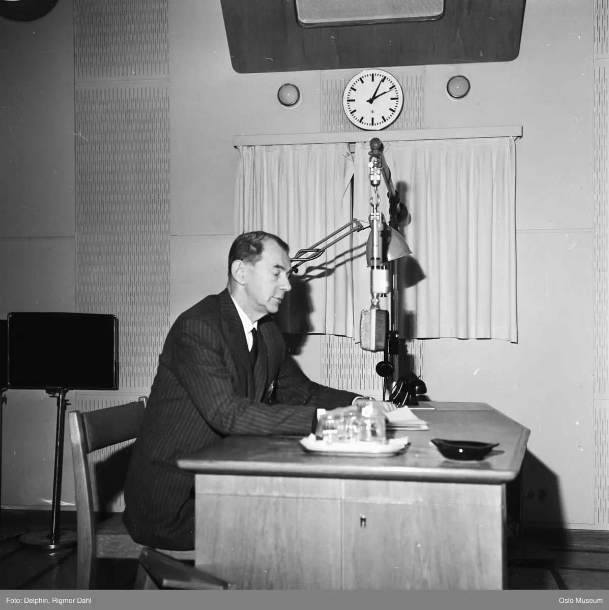 Norsk rikskringkasting, interiør, studio, mann, programredaktør, sittende halvfigur ved bord, mikrofon