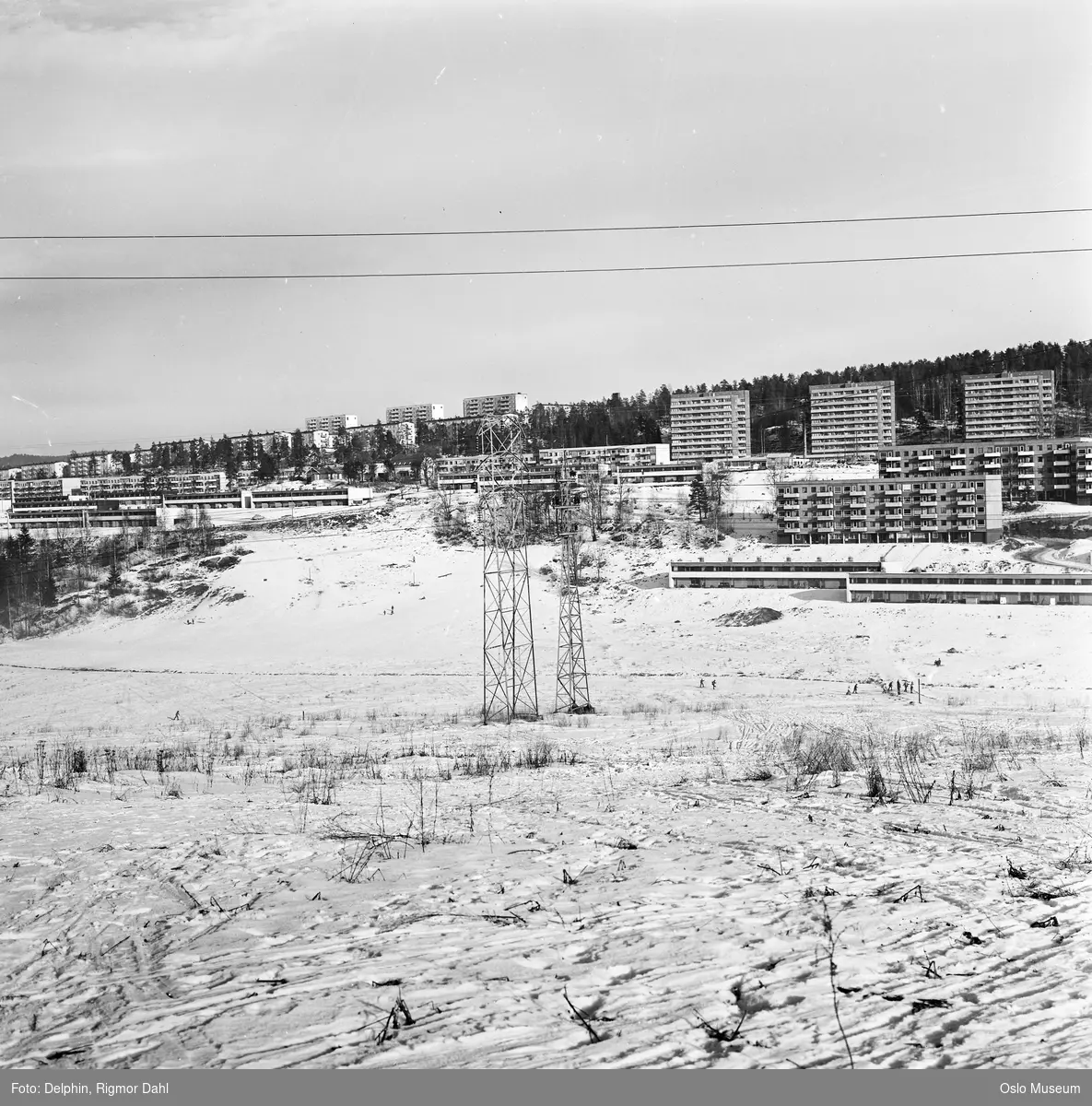 kulturlandskap, blokkbebyggelse, rekkehus, kraftledninger, mennesker, snø