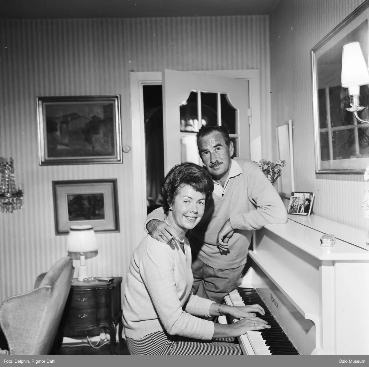 bolig, interiør, stue, ektepar, mann, tegner, kvinne, piano