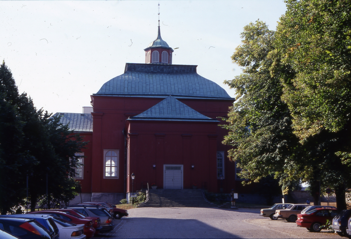 Den faluröda träkyrkan har formen av ett grekiskt kors (Korsplan) där korsarmarna är lägre än mittpartiet. Den står på en sockel av stenblock och har fasad i stående panel med pilastrar med jämna mellanrum. Korsmitten har ett säteritak och armarna har valmat sadeltak. Högst upp finns ett åttkantigt torn med kupoltak och spira.