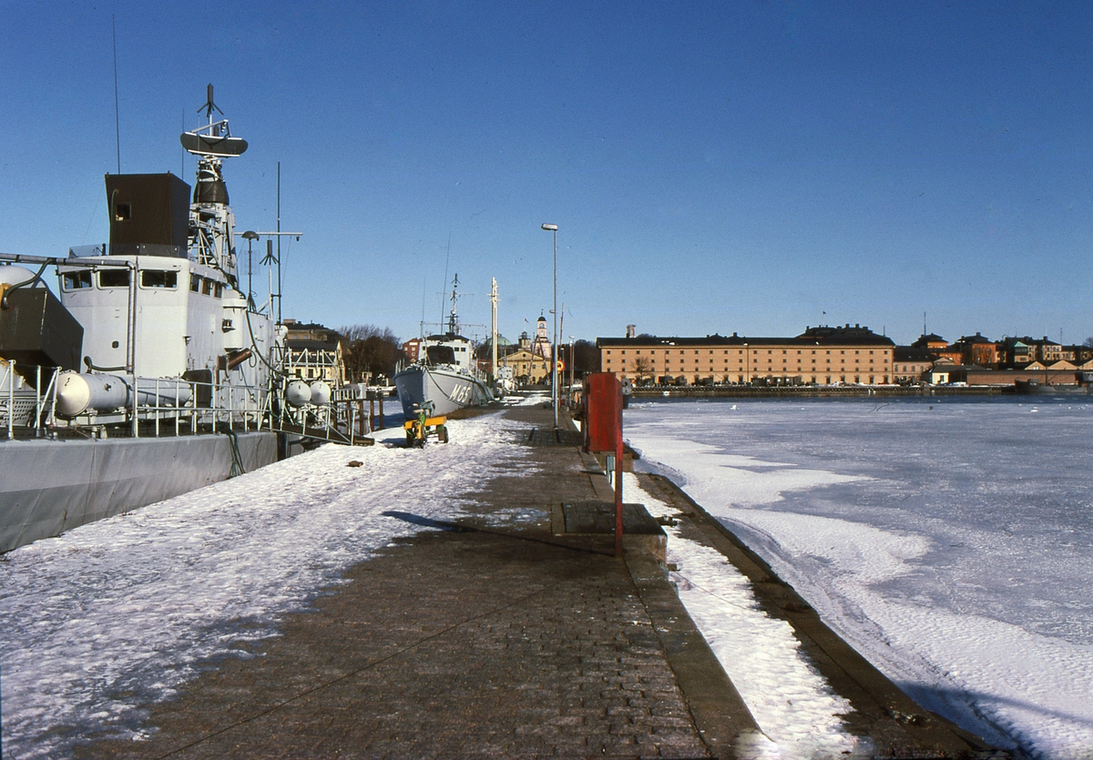 Cirka 90 meter lång byggnad med slätputsad gul fasad och sandstensomfattningar kring dörrar och fönster. På byggnadens södra fasad finns upprepade dörr- och fönsteröverstycken på sextio fönster i tre våningar över tjugo dörrar på bottenvåningen. Sammanlagt således fyra våningar med vind.