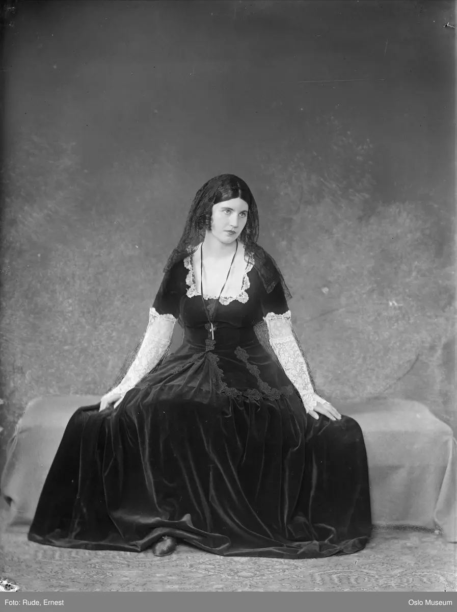 portrett, operasangerinne, sittende helfigur, rollebilde, kostyme, hovedrolle i berlineroperette "Når kjærlighet våkner" (Mayol-teatret)