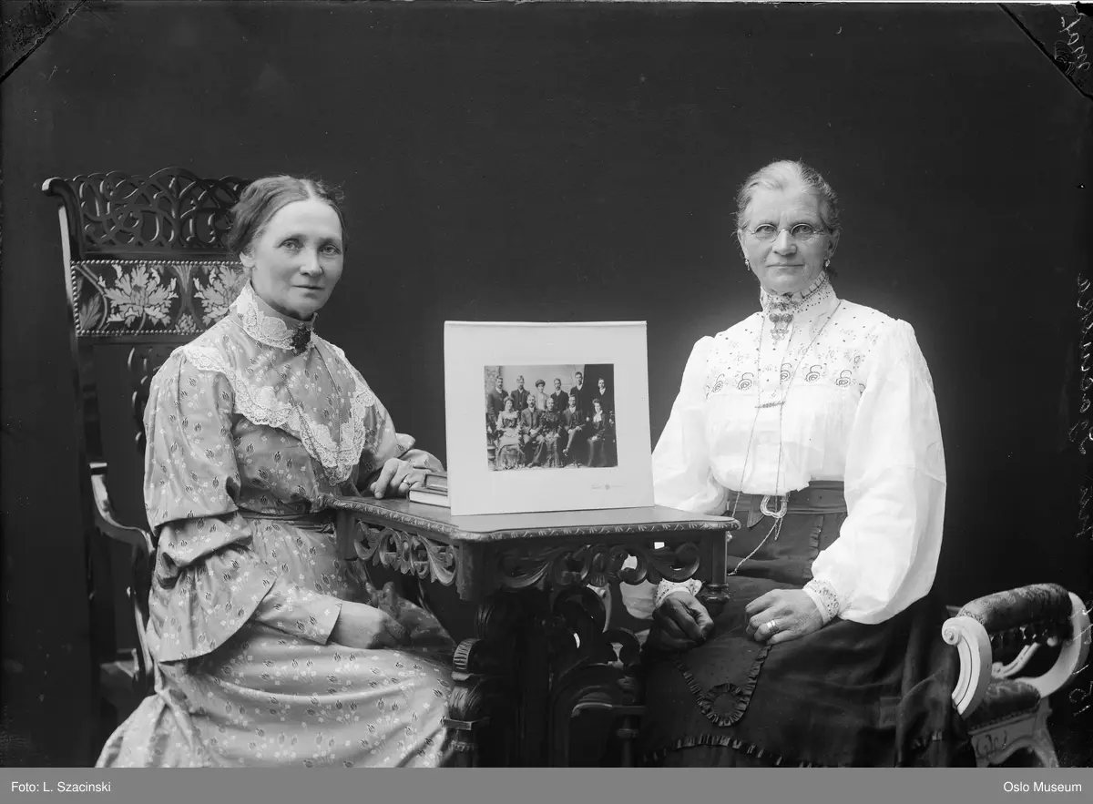 dobbeltportrett, kvinner, fotograf, kusiner, sittende knefigur ved bord, innrammet gruppebilde