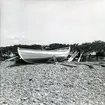 (Skåne)snipa sedd mot aktern ...[]. Stranden mot Öresund. Skåne, Malmöhus län, Råå.