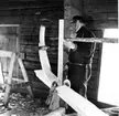 Neg nr 51. Båtens längd kontrolleras med en sex meter lång stång före akterstävens fixrering. Foto 6.8 (1962).