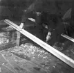 Neg nr 296, En färdig åra lägges för avritning på den till åra ämnade brädan. Foto 23.8 1962.