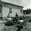 Båtbyggare Karl Dahlkvst, hans fru och ingeniör Henry Magnusson på kaffeterassen.