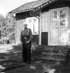 Johannes Eriksson utanför sin stuga, aug 1954