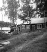 Uppland, Stockholms län, Frötuna skeppslag, Länna socken, Högmarsö. Ernst Karlssons strandställe med båtlänne, sjöbod och båtbyggnadsskjul.