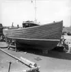 Skåne, Torekov, hamnplanen Uppläggningsplatsen för småbåtar på hamnplanen. I bakgrunden Sjöfartsmuseet. Skånesnipa med rund akter. Juni 1962