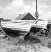 Skåne, Torekov, hamnplanen väster om inre hamnen. Två skånesnipor sedda akterifrån. Juni 1962