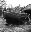 Skåne, Kristianstads län. Ängelholm, Luntertun. Karl Ingelbergs båtbyggeri.  Senaste nybygget.Ingelberg inspekterar arbetet medan sonen stryker båtlack.