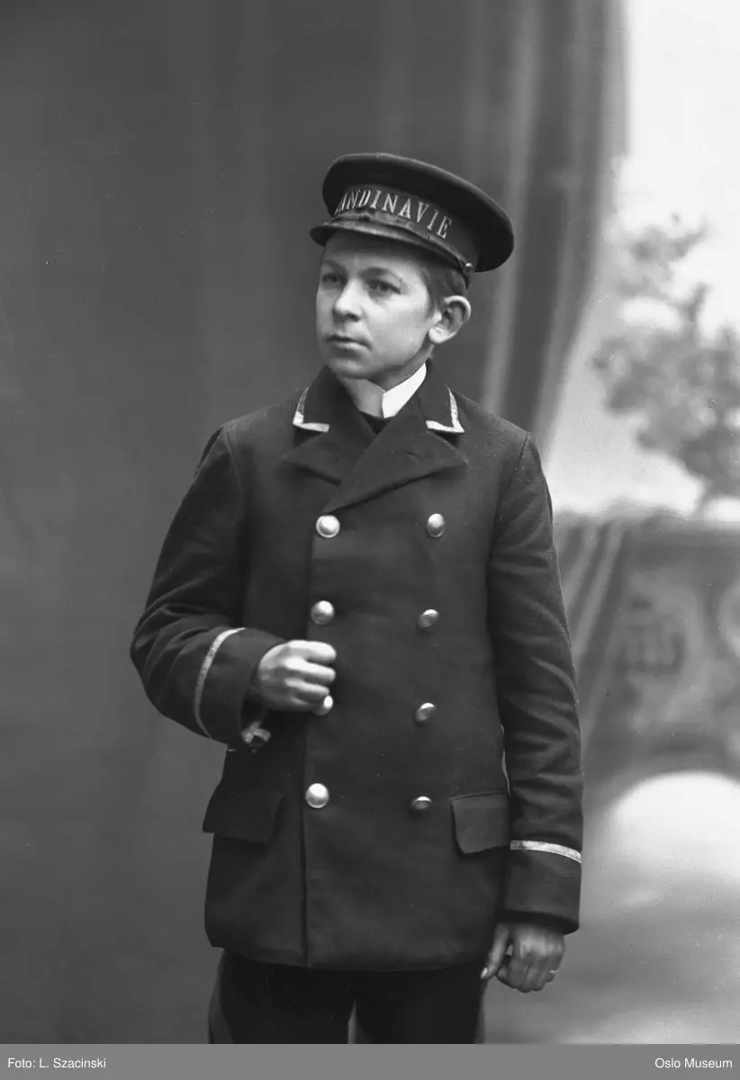 portrett, gutt, sivil uniform, dørvakt ved Hotel Scandinavie, stående knefigur