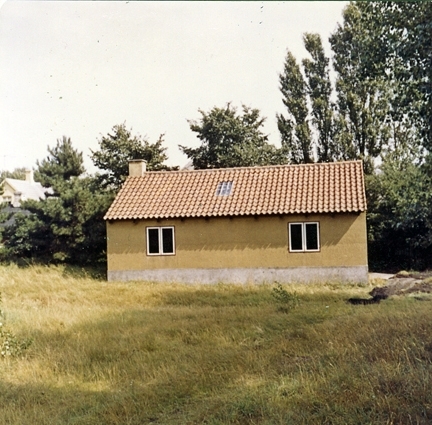 Hus för ålbottengarn, Exteriör från väster. Christian Madsens båtbyggeri. Foto N(ils) Nilsson aug (19)64. Danmark, Själland, Lynaes.