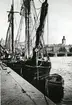 Stockholm, Klara strand fotograferad år 1932. På bilden syns också en okänd skonare och div. master.