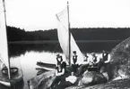 Män från Stockholms segelsällskap som deltagit i segling om 1:a klassens vandringspokal. Här på klippan med pokalen.