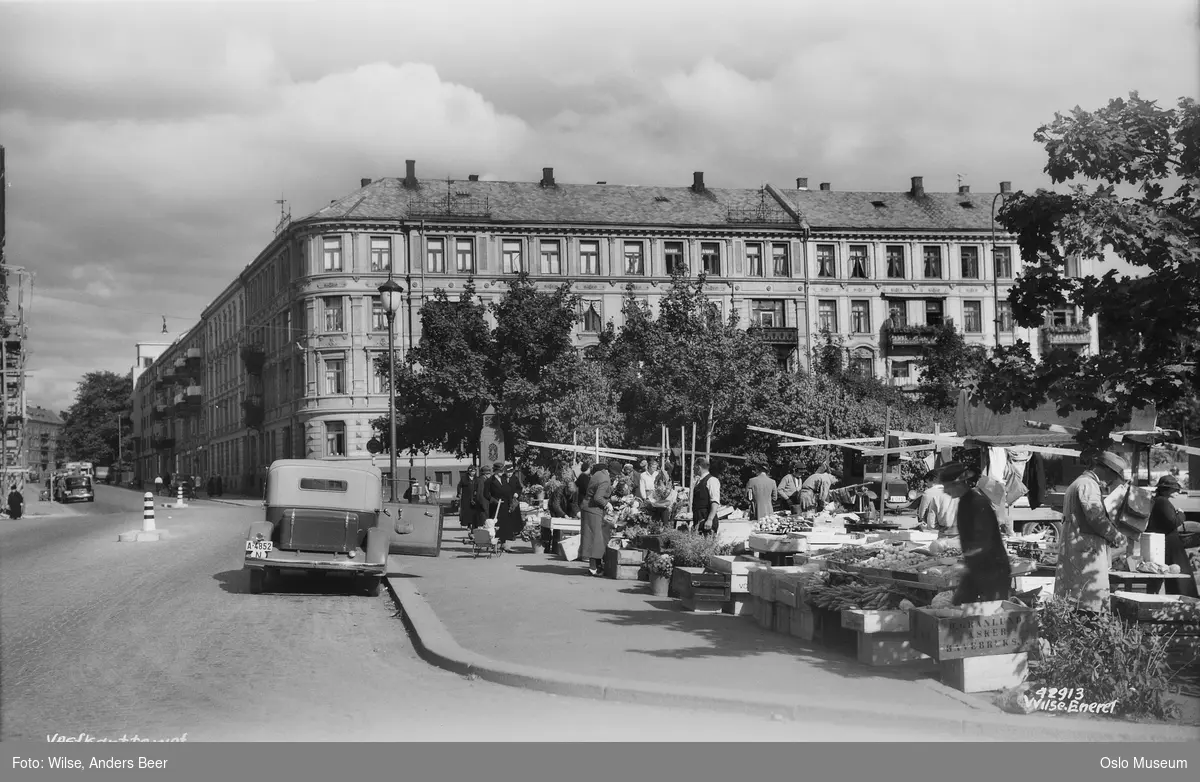 gateløp, torg, torghandel, mennesker, bygårder, biler, nedstigningstårn