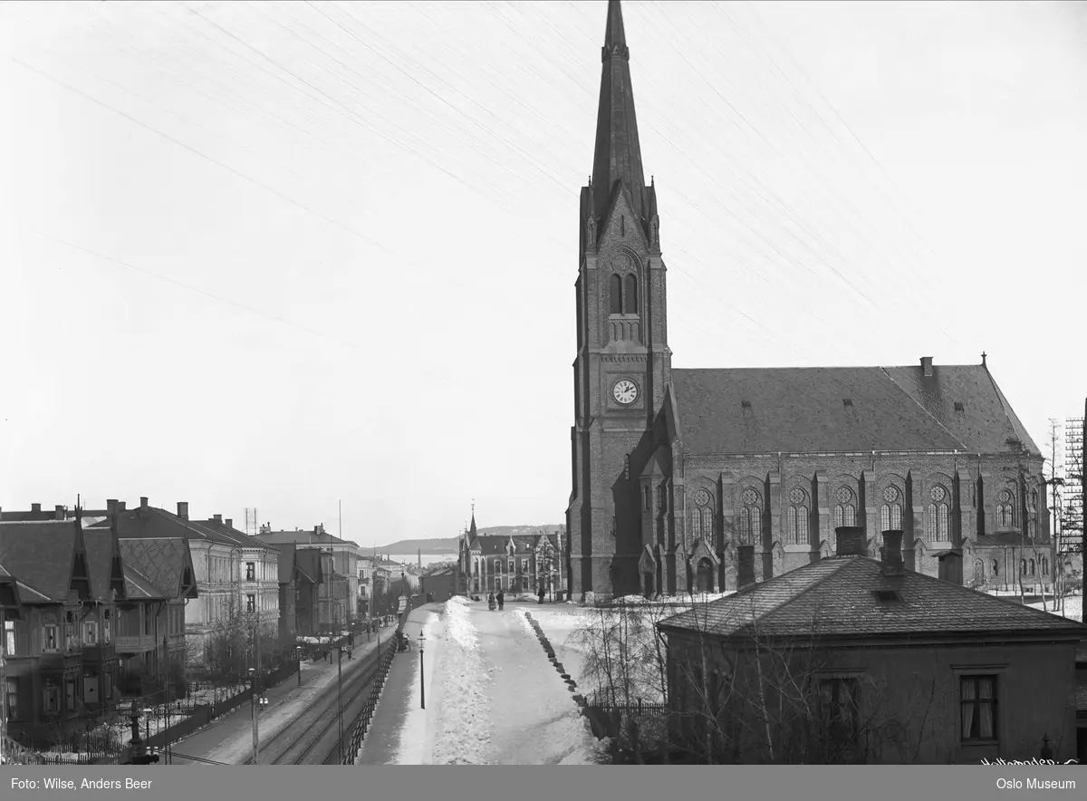 Uranienborg kirke, villabebyggelse, hager, mennesker, gate, trikkeskinner