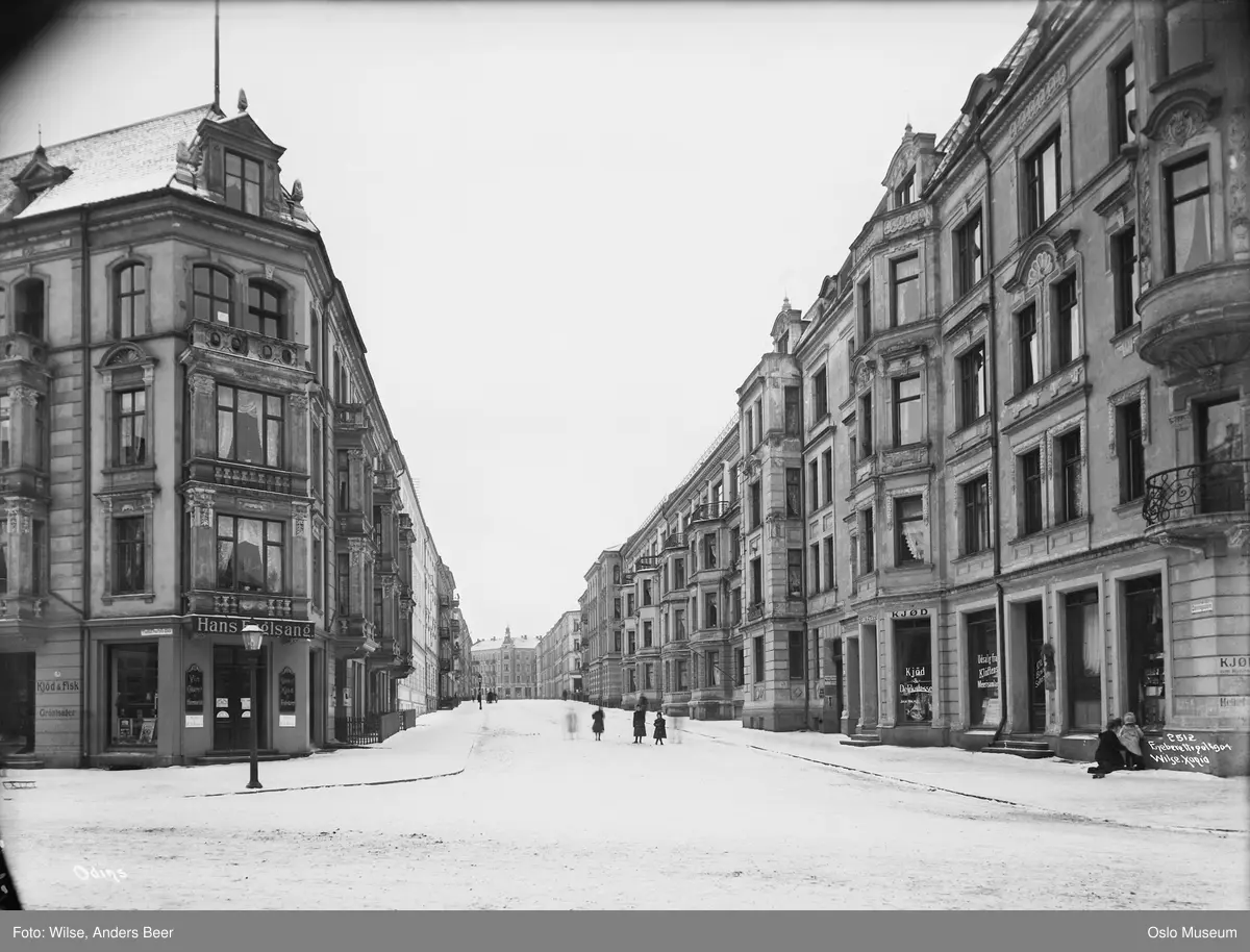 gateløp, bygårder, kjøttforretning, barn, snø