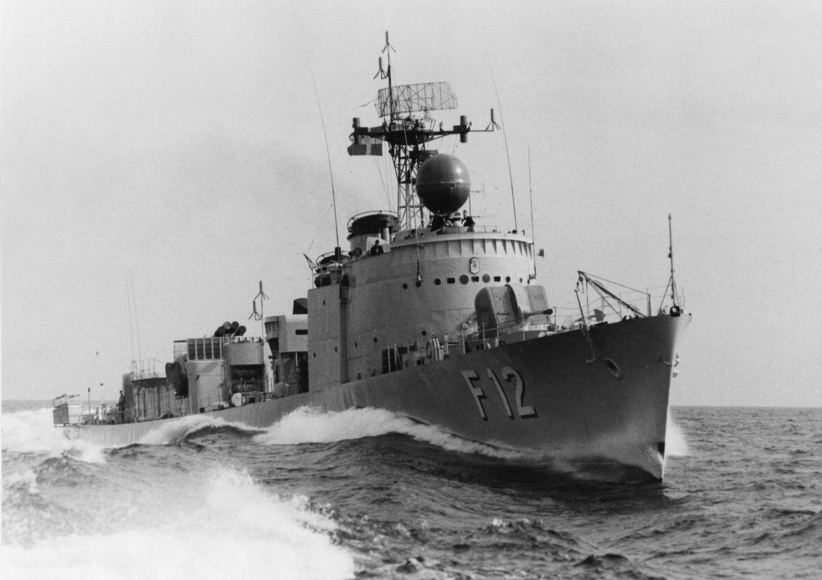 HMS SUNDSVALL (F 12) under gång 1967 efter att föregående år blivit ombyggd från jagare till fregatt.