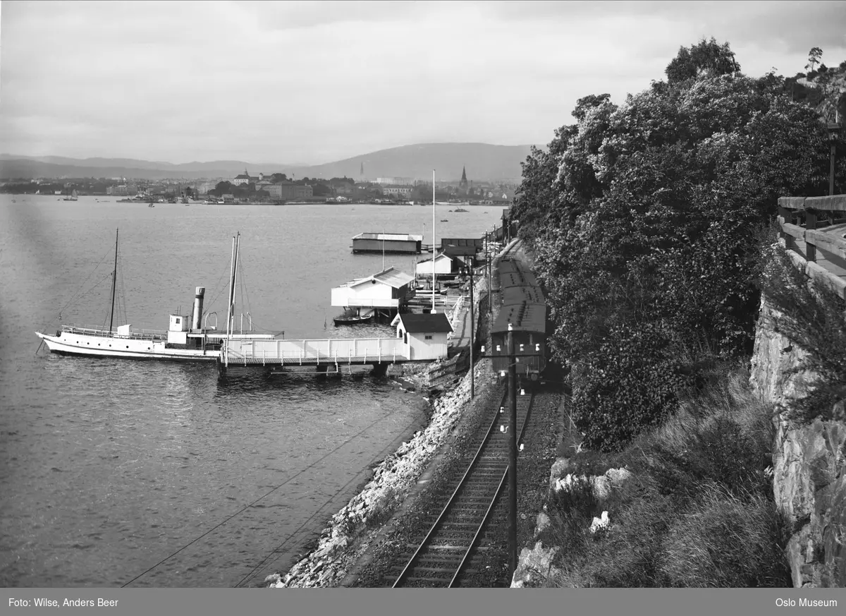 jernbanelinje, togsett, Kongshavn bad, dampbåt Kongshavn I, Grønlien badehus, utsikt, fjord, by, Akershus festning