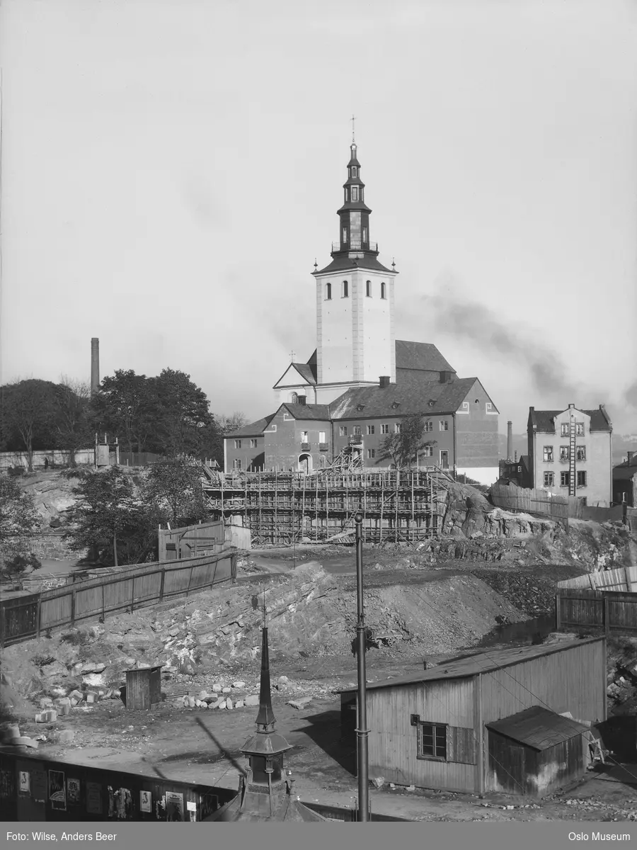 Margaretakyrkan, Deichmanske biblioteks byggetomt, byggearbeid, bolighus