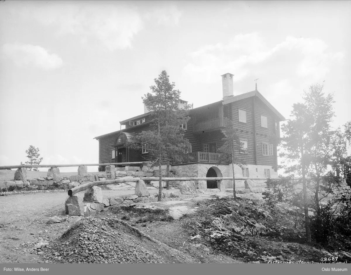 vei, oppkjørsel, stabbesteiner, Østmarkseteren restaurant, tømmerhus