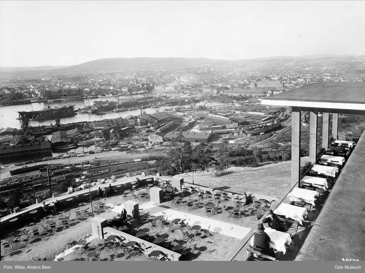 Ekebergrestauranten, terrasse, friluftsrestaurant, gjester, utsikt, bordtomter, jernbane, havn, skip, by