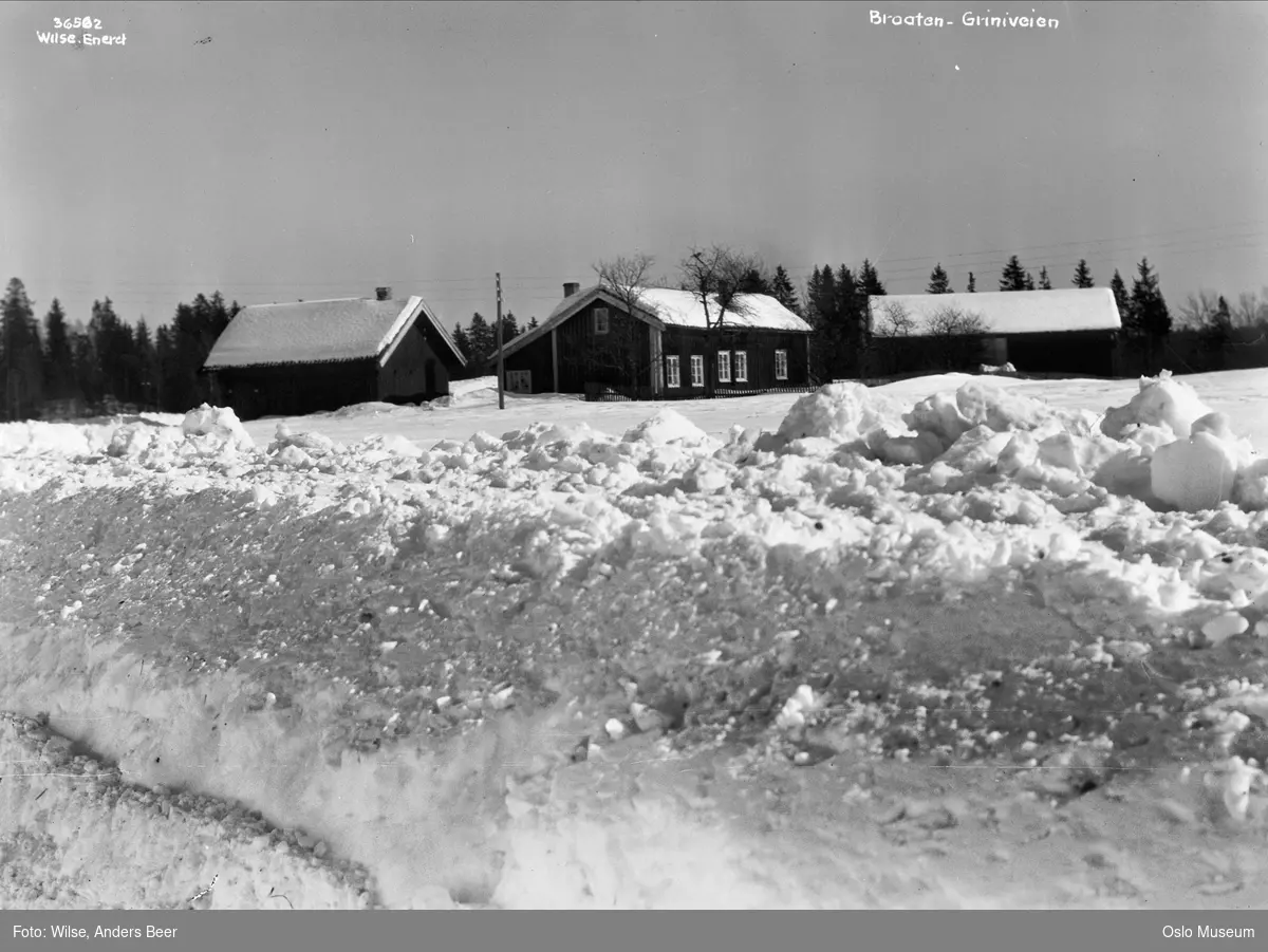 gård, bolighus, uthus, vei, snø