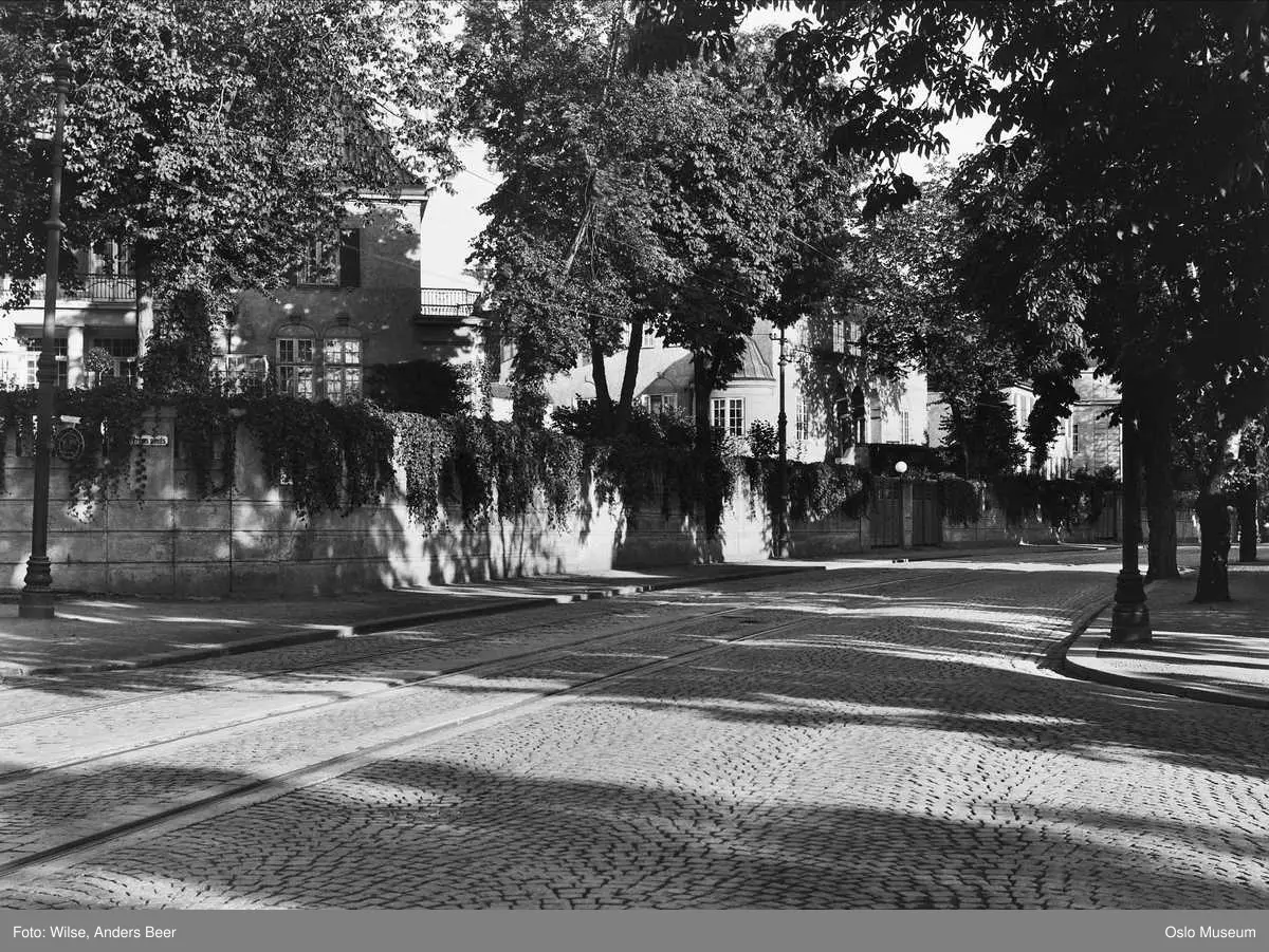 villaer, mur, slyngplanter, trikkeholdeplass