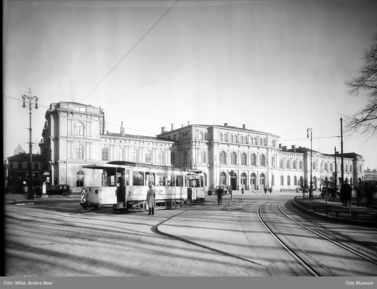 Østbanestasjonen, mennesker, trikker, biler, gateliv