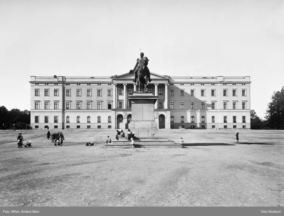 Slottet, rytterstatue, kvinner, barnevogner, barn