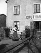 Anna och Ivar Liljefors utanför Liljefors kruthandel, kvarteret Edda, Svartbäcksgatan 37, Uppsala 1900 - 1901