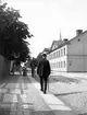 Doktor Otto Lundberg på promenad, Kungsgatan, Uppsala 1900 - 1901