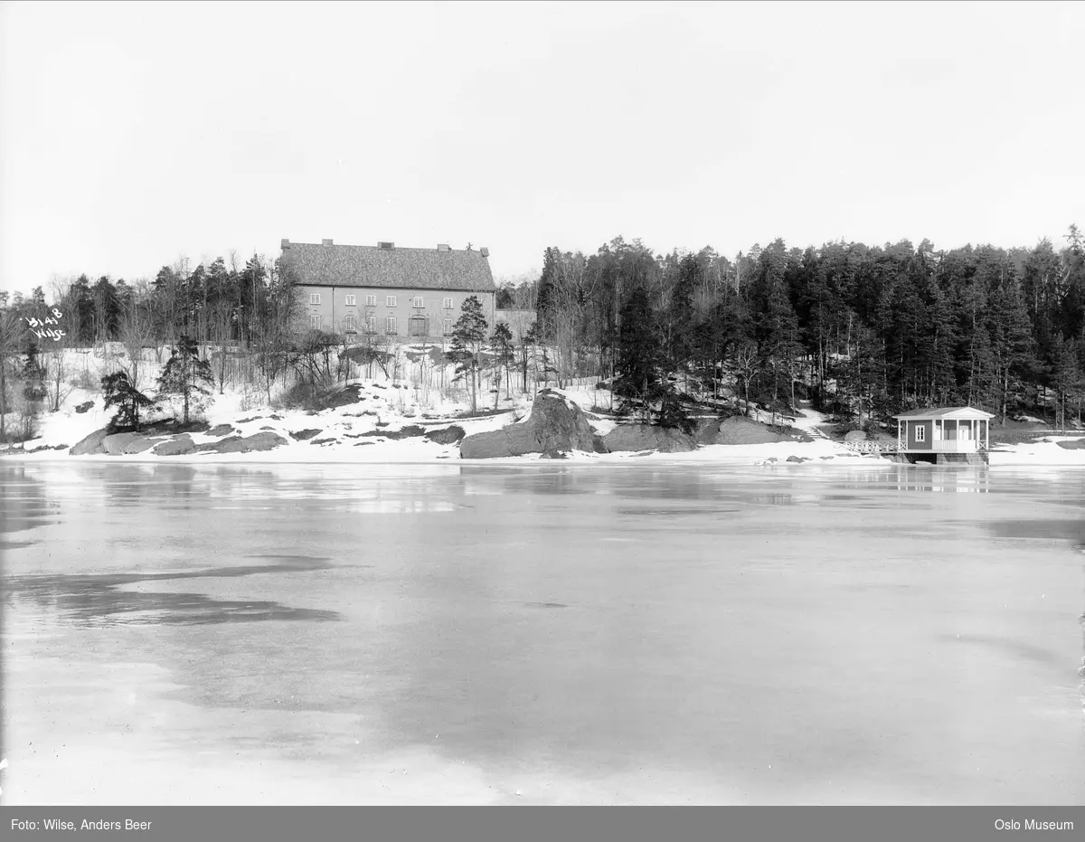 villa Munkebakken, badehus, islagt fjord, skog